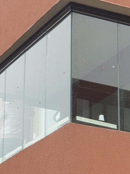 Inchideri balcoane si terase – solutii moderne din sticla si aluminiu